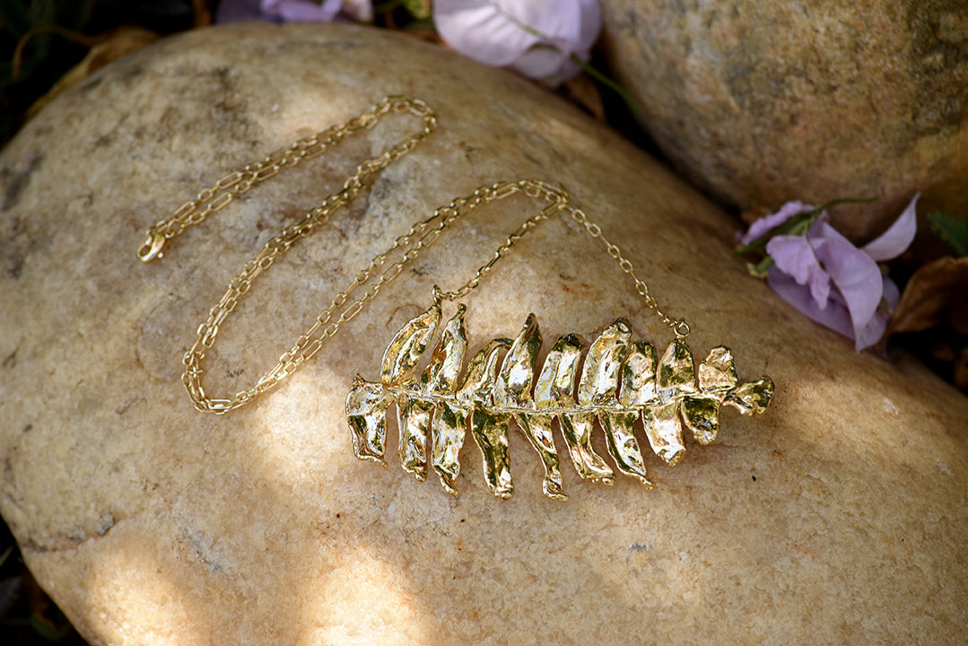 Colar samambaia banho de ouro