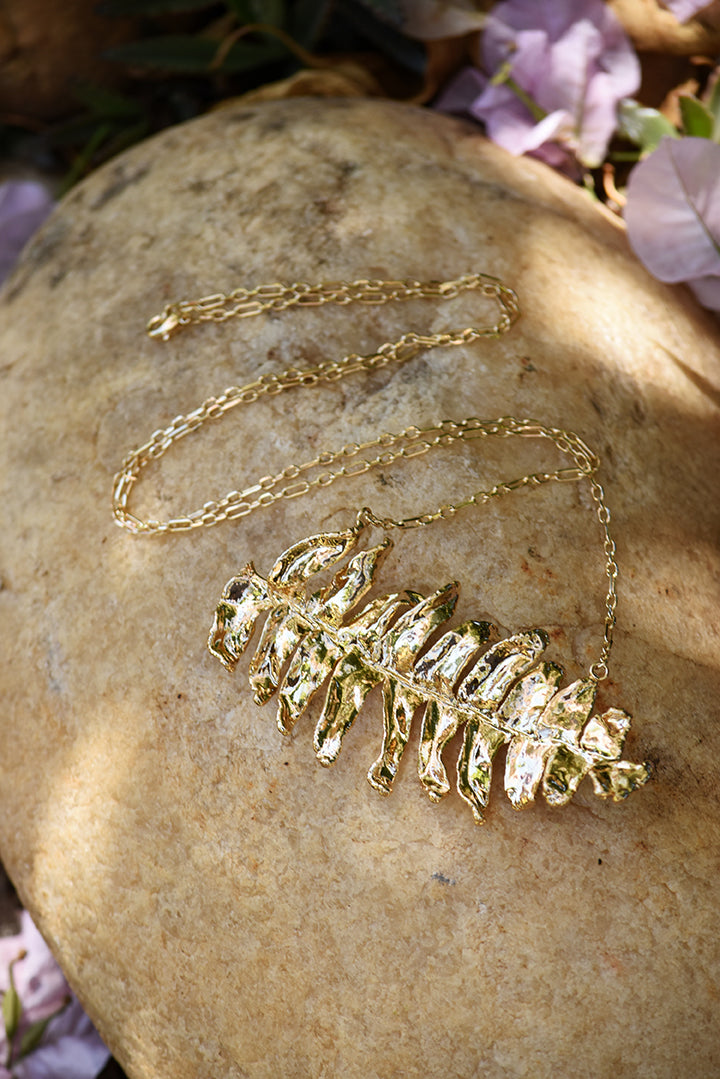 Colar samambaia banho de ouro