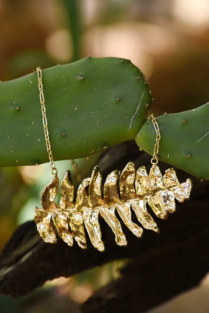 Colar samambaia banho de ouro