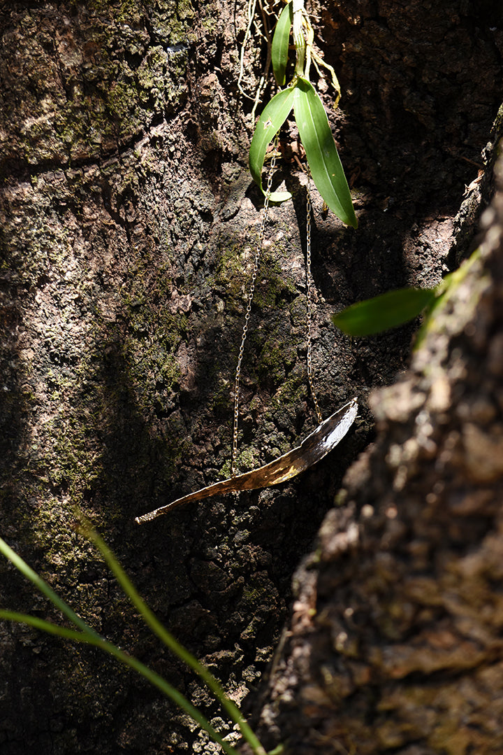 Colar folha eucalipto do Bosque banhado em ouro 18k